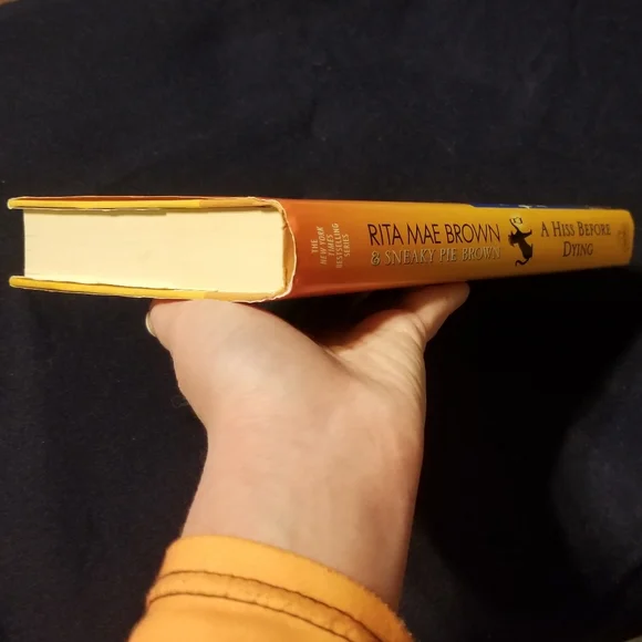 VGUC A Hiss Before Dying Mrs. Murphy mystery hardcover - Picture 3 of 11